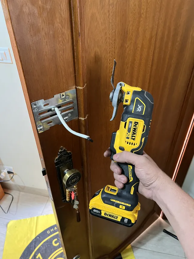 Técnico da Z7 Chaves furando a porta para instalar a fechadura